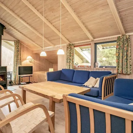 Three-bedroom Holiday In 5 Holiday home