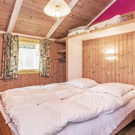 Three-bedroom Holiday In 5 Holiday home *